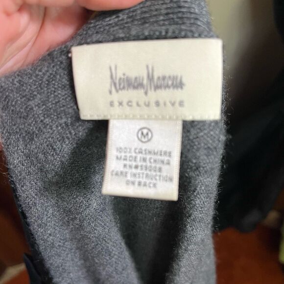 Neiman Marcus sweater size M - Picture 5 of 5